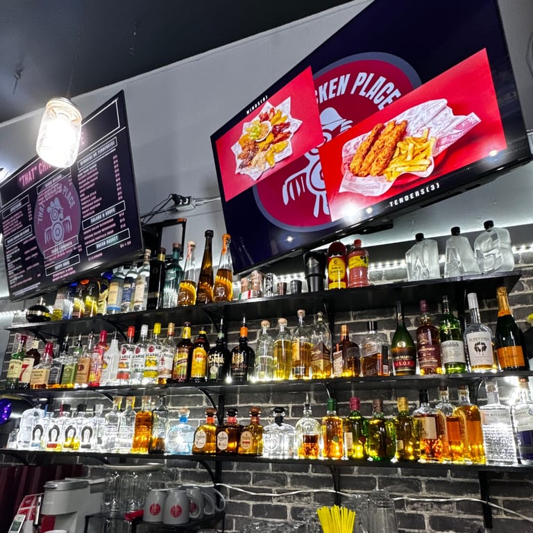 HAPPY HOUR & DAILY SPECIALS 